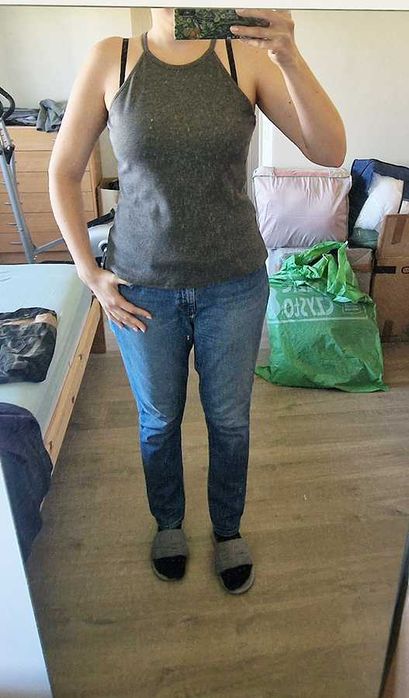 Szary bezrękawnik z prążkowanego materiału