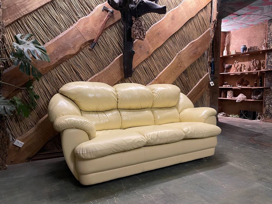 Великий шкіряний (кожаный) диван-ліжко.Стан ідеальний