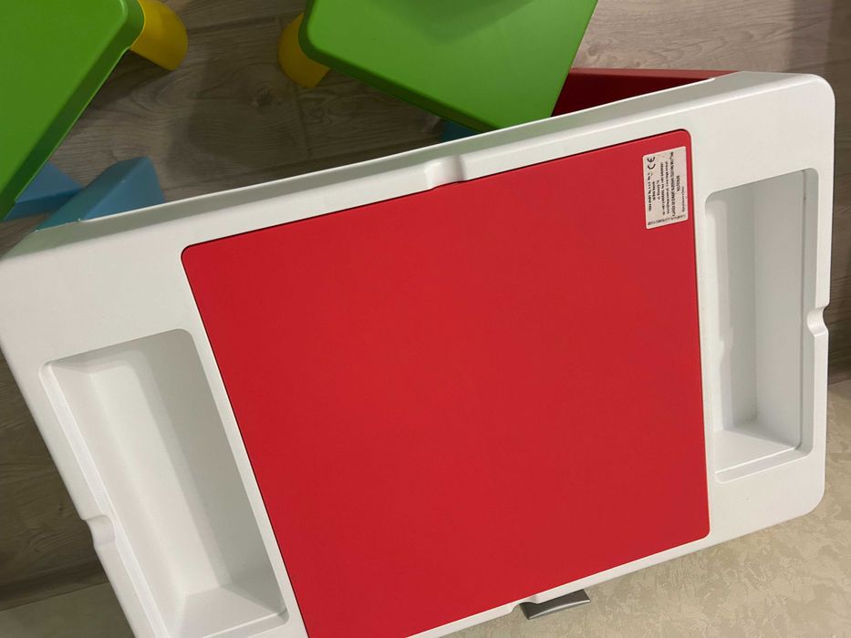 продам дитячий столик з стільцями