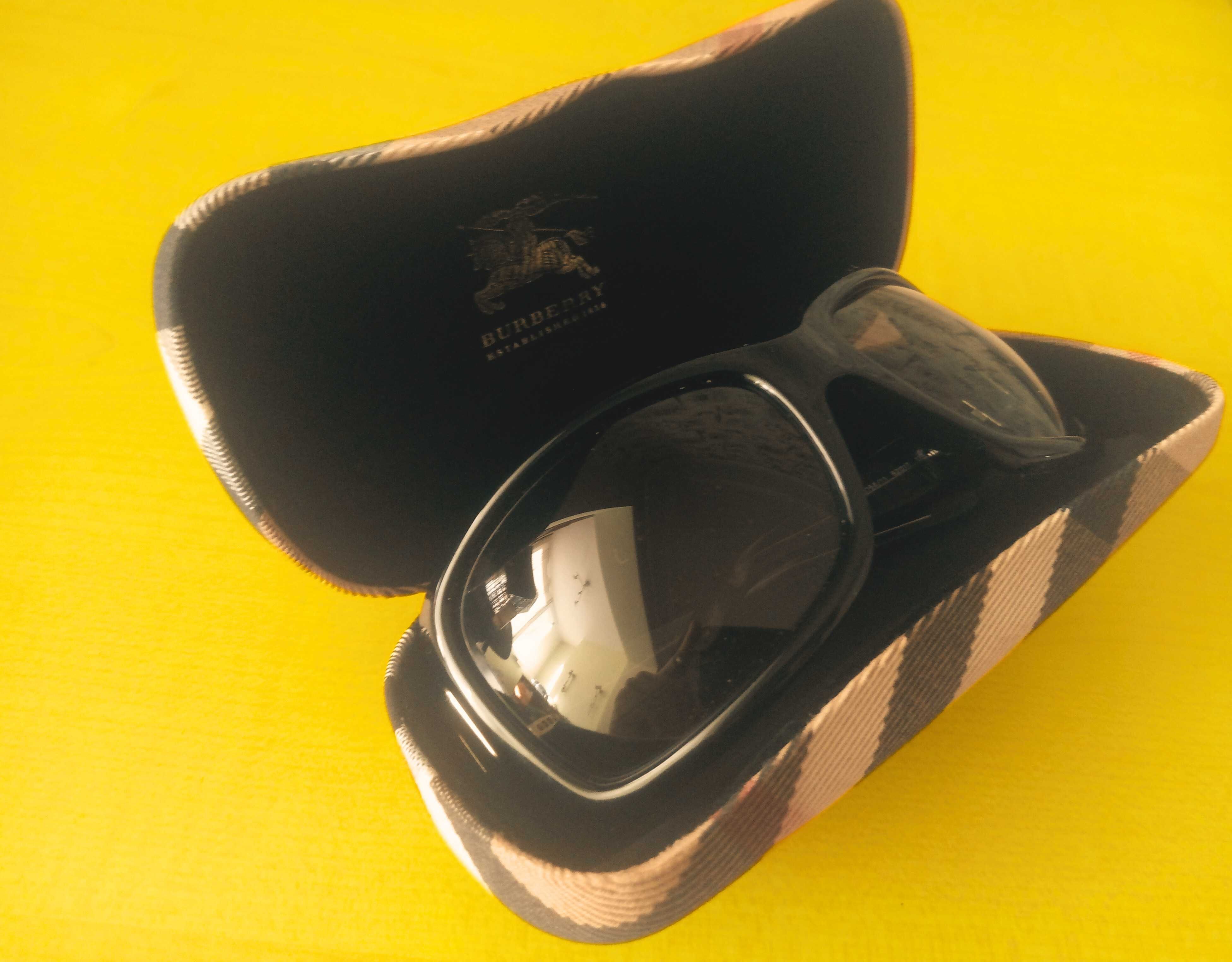 Солнцезащитные очки Burberry оправа черного цвета
