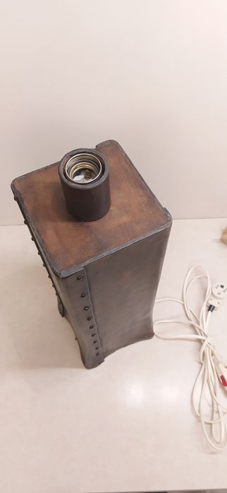 Lampa stojąca ze skóry