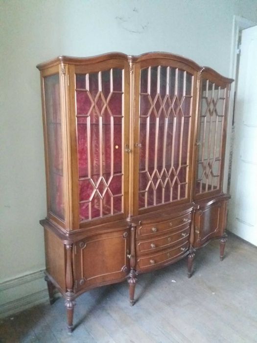 Vitrine com três portas para pendurar