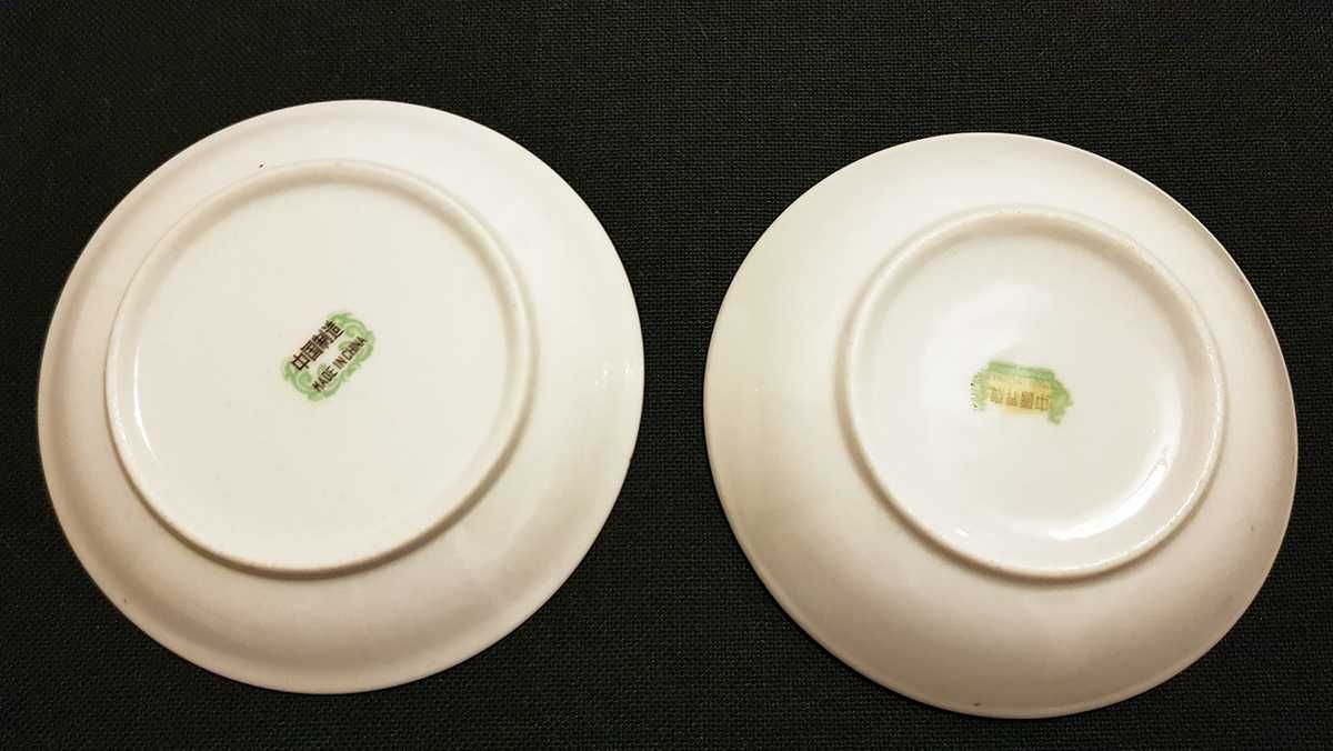 Par de mini pratos decorativos em louça chinesa motivos florais