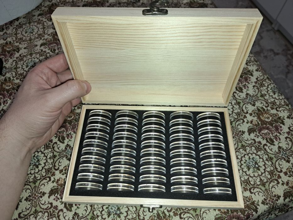 Дерев'яна скринька для зберігання 50 монет діаметром 30 мм