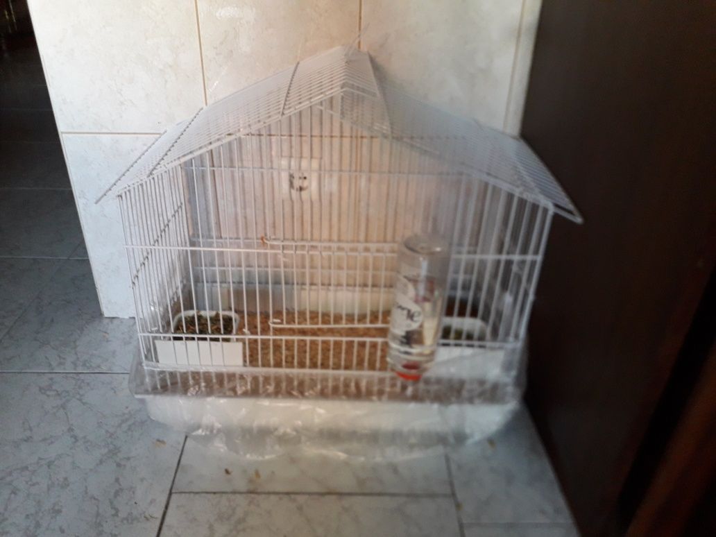 Gaiola com 2 recipientes e um bebedouro