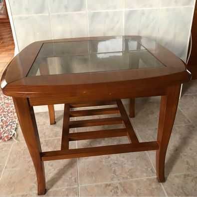 Mesa de madeira (cor mel) e vidro de dimensões: 66 cm x 66 cm