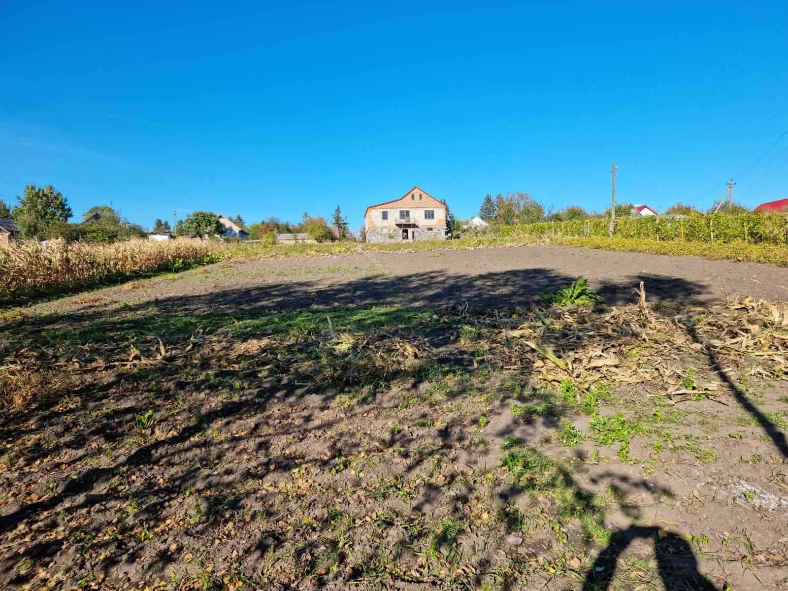 Земельна ділянка з незавершеним будівництвом