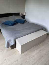 Łóżko bez materaca, stoliki nocne, skrzynia  Vox, model Hifi