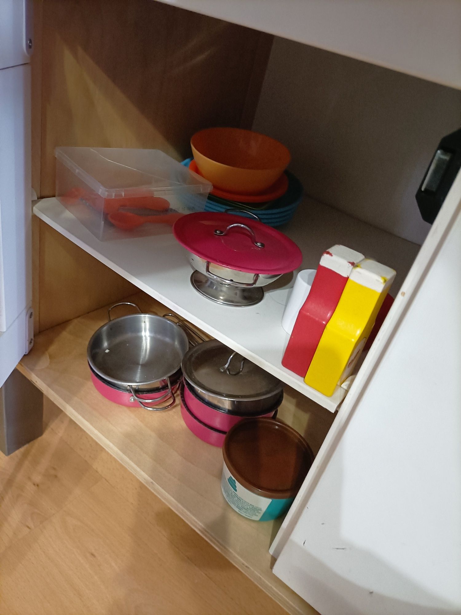 Cozinha de criança com todo o recheio incluído
