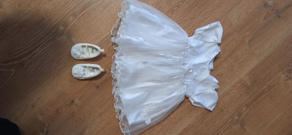 Biała sukienka elegancka w zestawie z bucikami