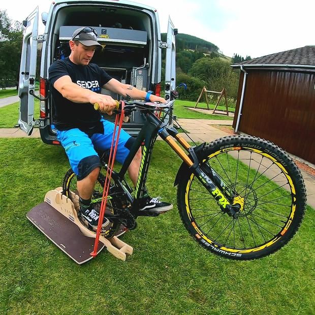 ТРЕНАЖЕР ДЛЯ БАЛАНСУВАННЯ (сьорфу) велосипеда/Manual machine mtb