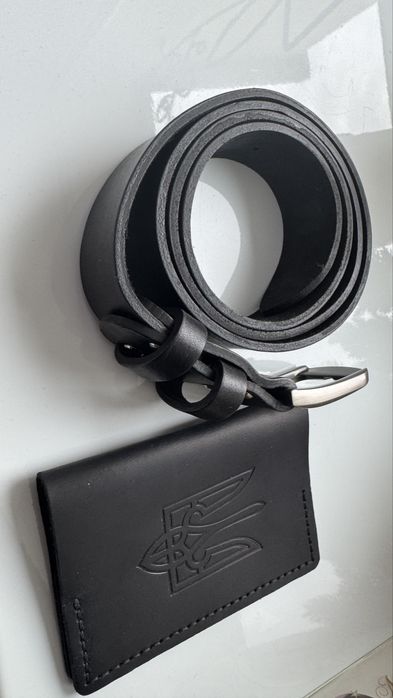 Шкіряні ремінь і обкладинка з тризубом