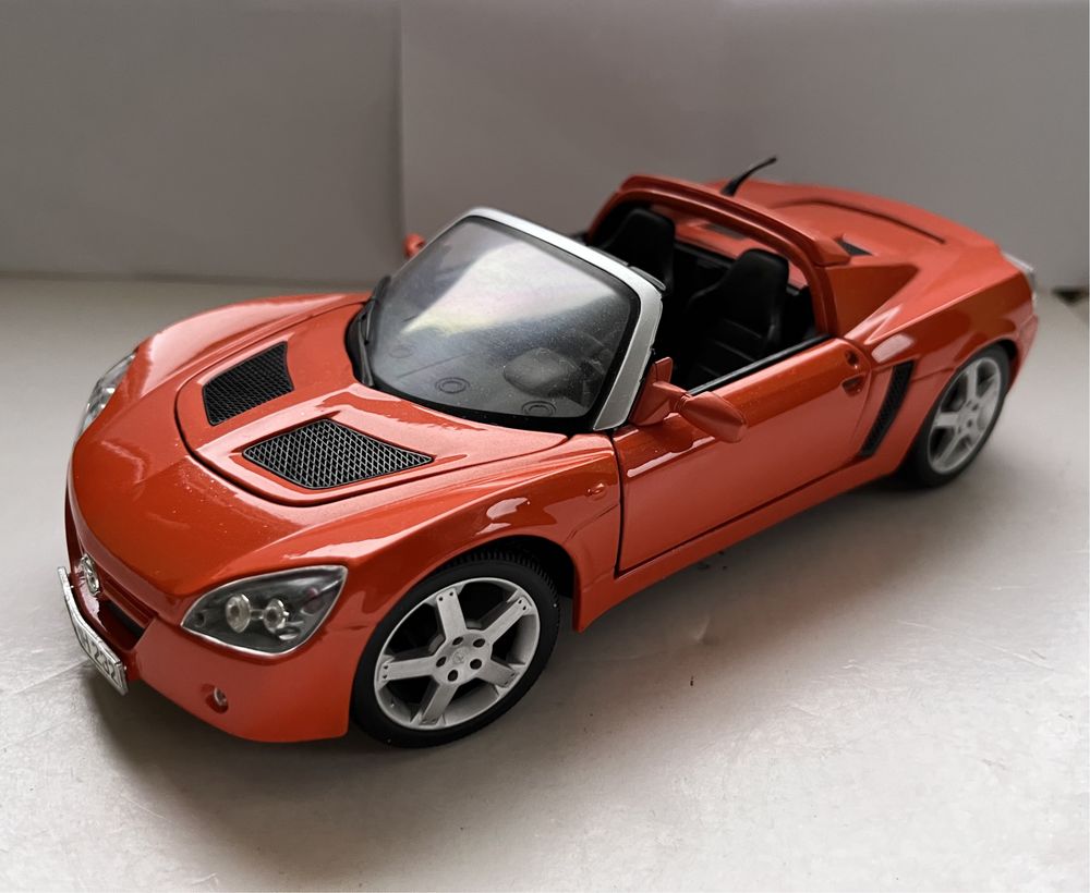 Model samochodu w skali 1:18 Opel Speedster Maisto Norev Bburago