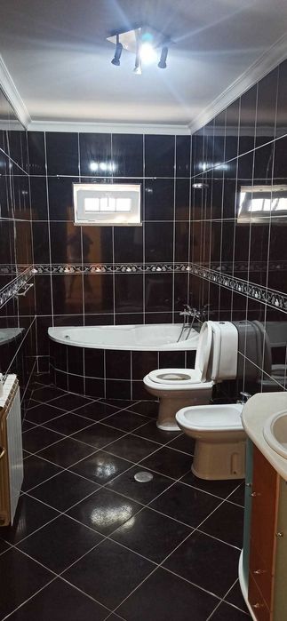 Moradia T5 com Garagem e Anexos – Bairro das Tapadas, Penedono