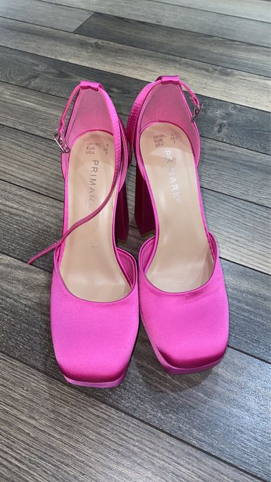 Ярко-розовые сатиновые туфли