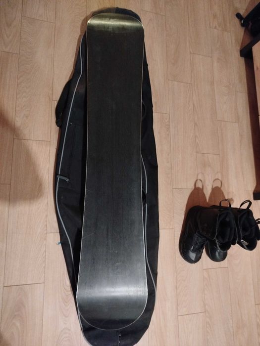 Deska snowboardowa z butami