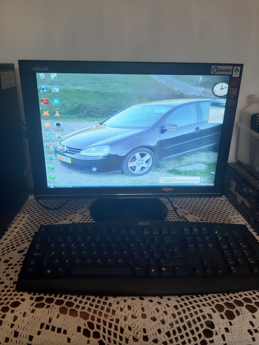 Computador Acer com monitor e teclado