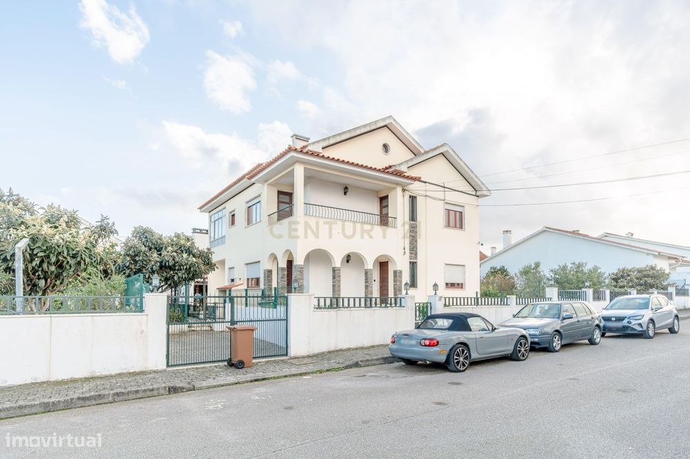 Andar de moradia em Fernão Ferro, parcialmente mobilado.