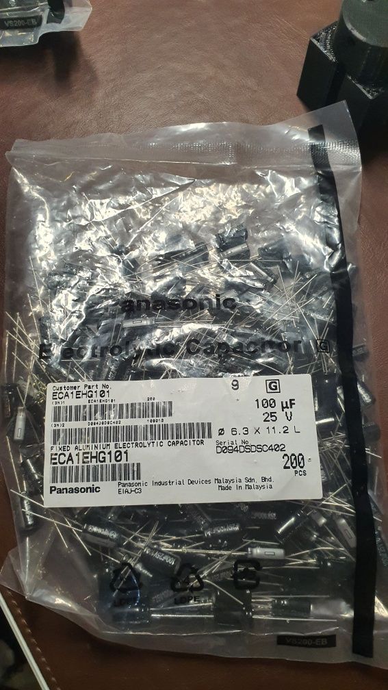 Kondensator elektrolityczny panasonic 100 uF 25v ECA1EHG101  200 sztuk