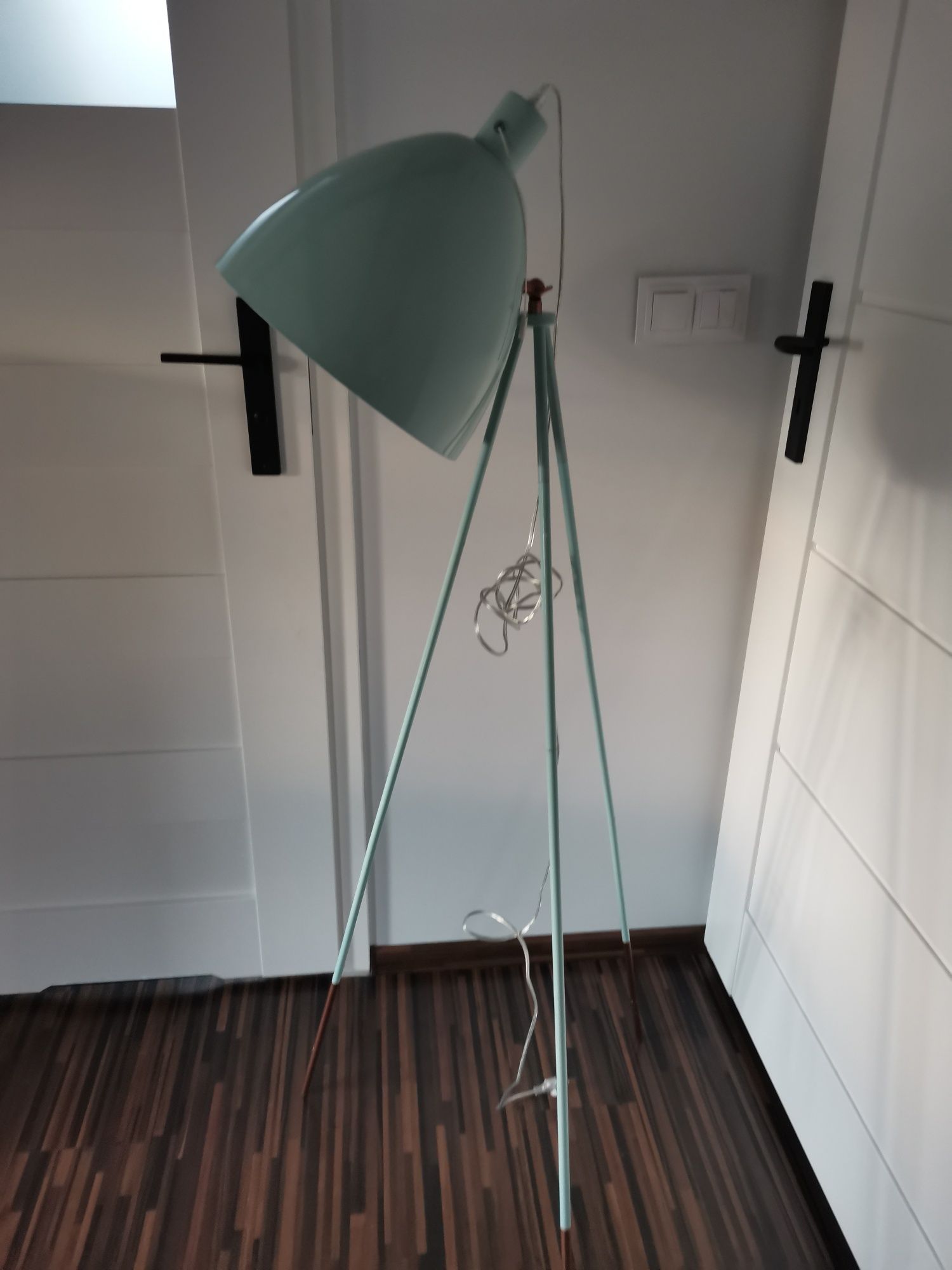 Stylowa  lampa stojąca trójnóg miętowa metalowa