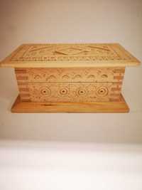 Drewniane pudełko z wyrzeźbionym wzorem