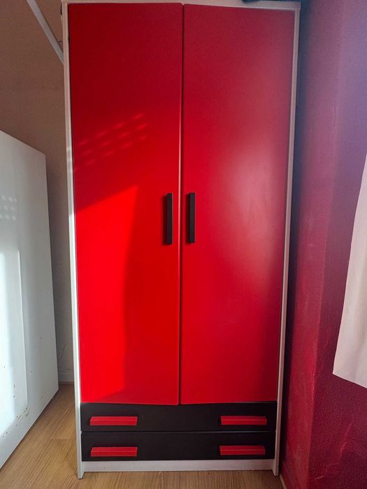 Cama de solteiro com 2 gavetoes grandes 2 e 4 gavetas com roupeiro