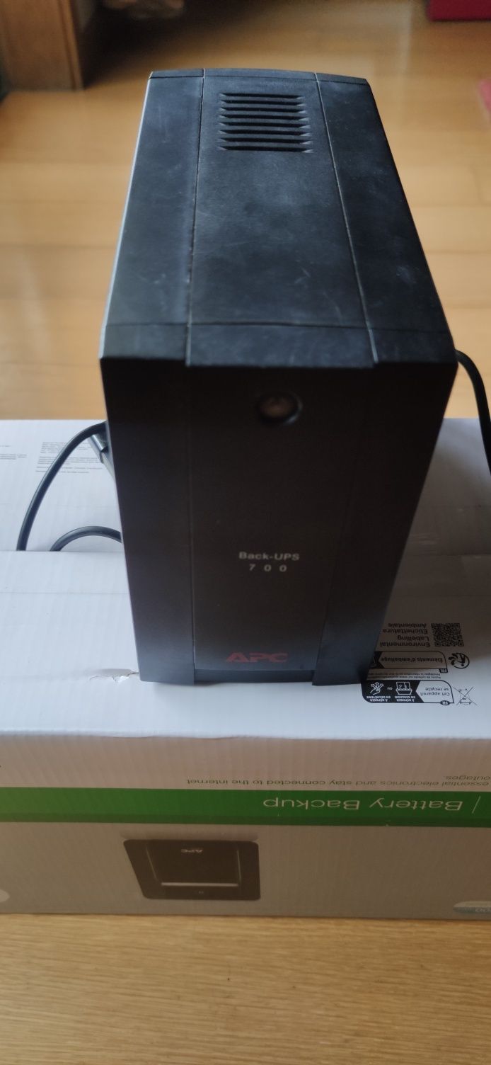 UPS APC 700VA BX700UI com bateria nova