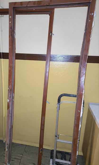 Drzwi zewnętrzne 80 klatkowe, lewe w bardzo dobrym stanie z futryną