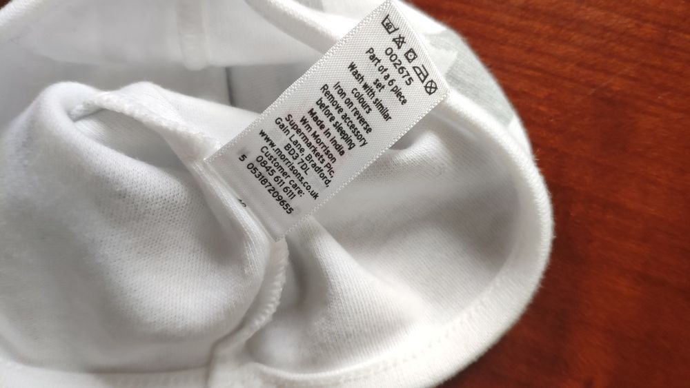 Czapeczka biała z misie od Nutmeg