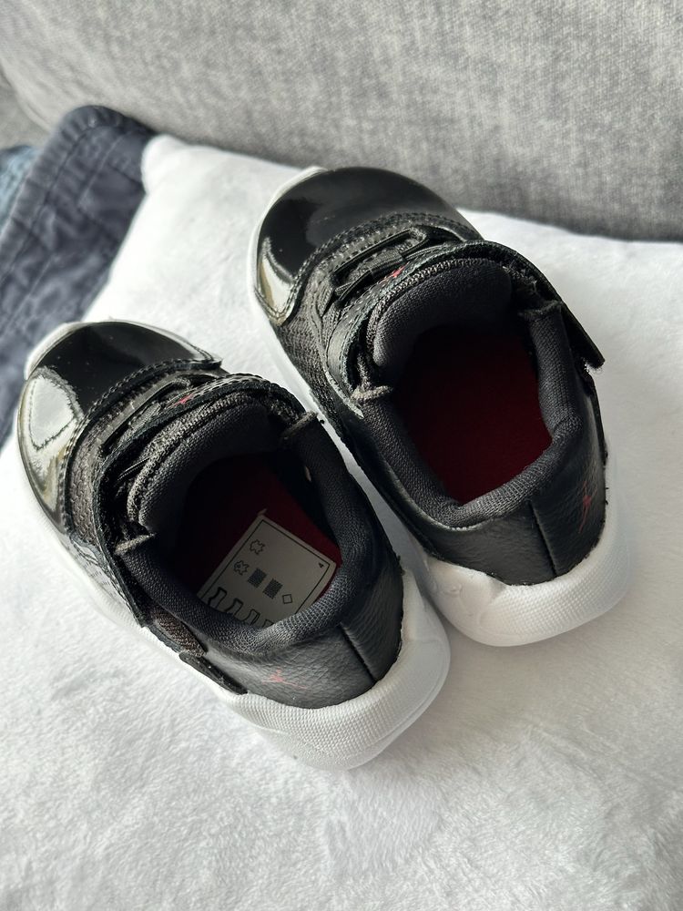 Кросівки дитячі Jordan 11 CMFT Low Bred (TD) CZ0906-005 US6c