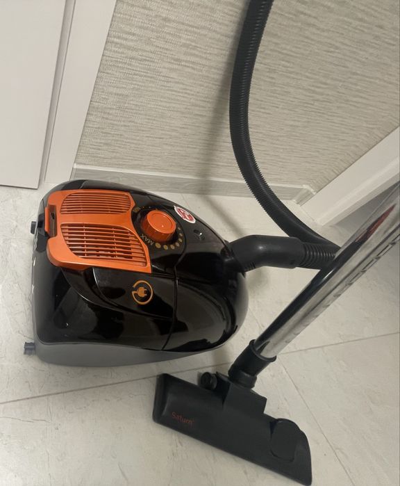 Пилосос Saturn чорно-помаранчевого кольору