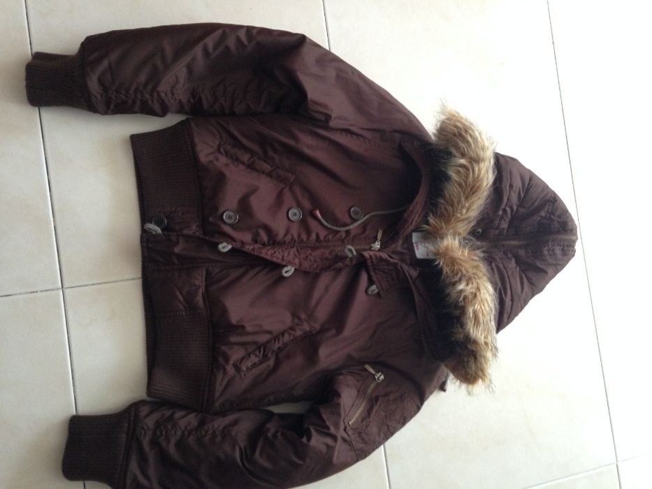 casaco com mangas e capuz