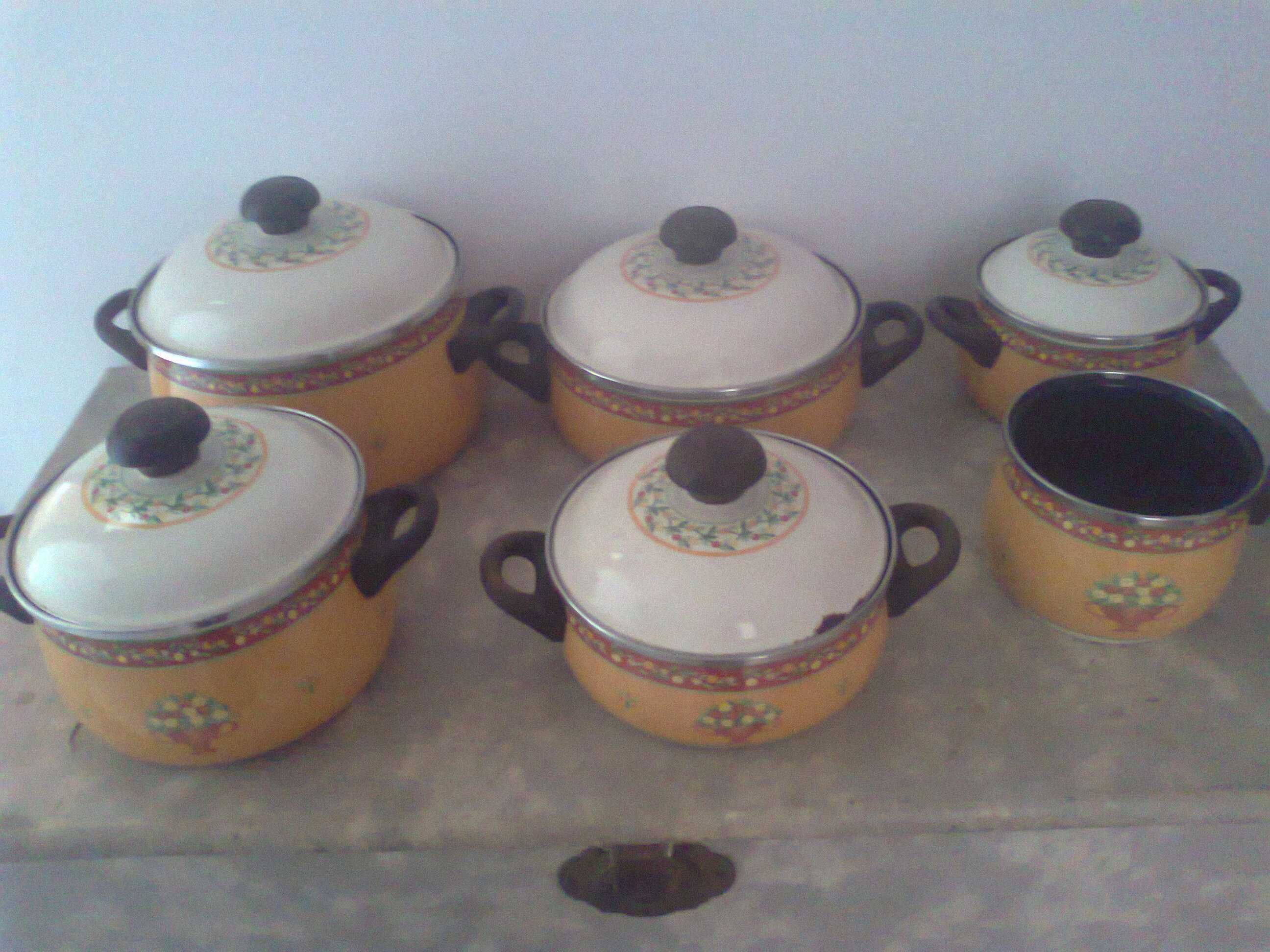 conjunto de panelas e tachos