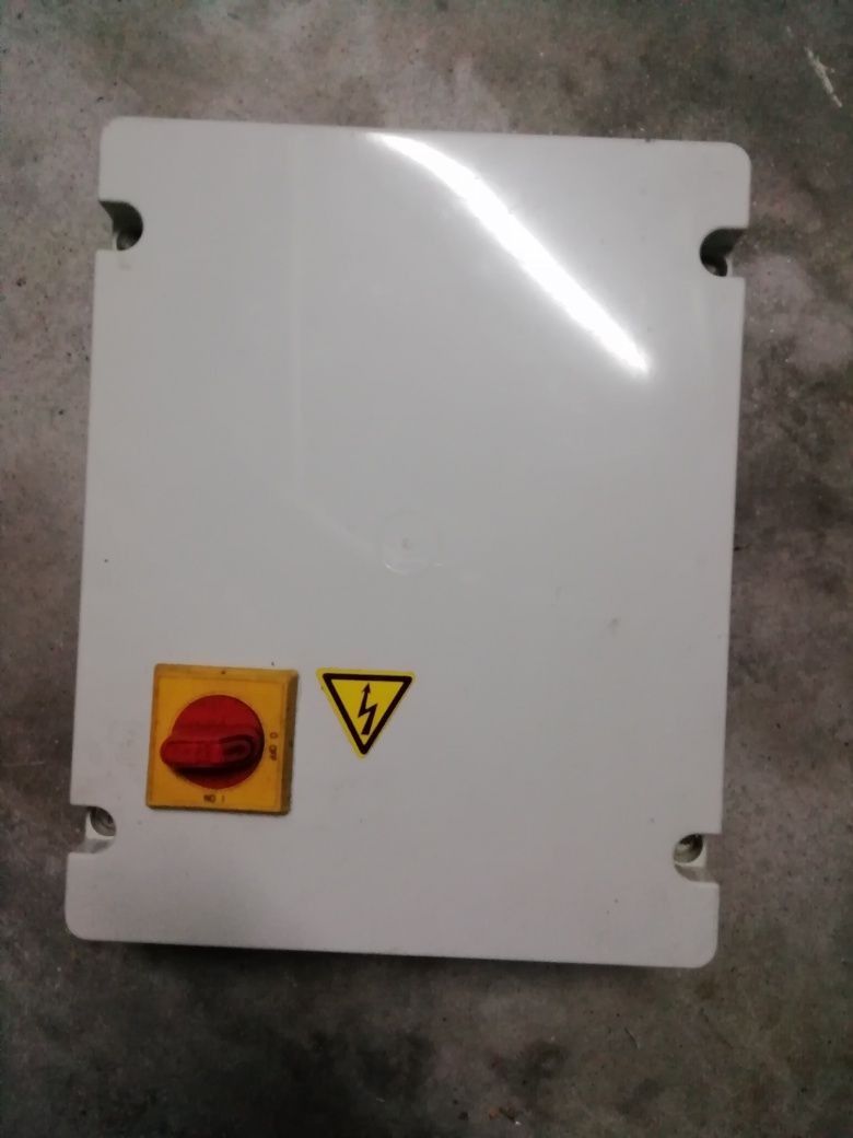 Caixa elétrica com batoneira em bom estado