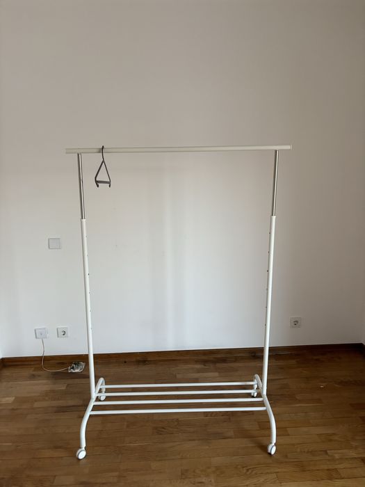 Charriot / Suporte de Roupa com Rodas