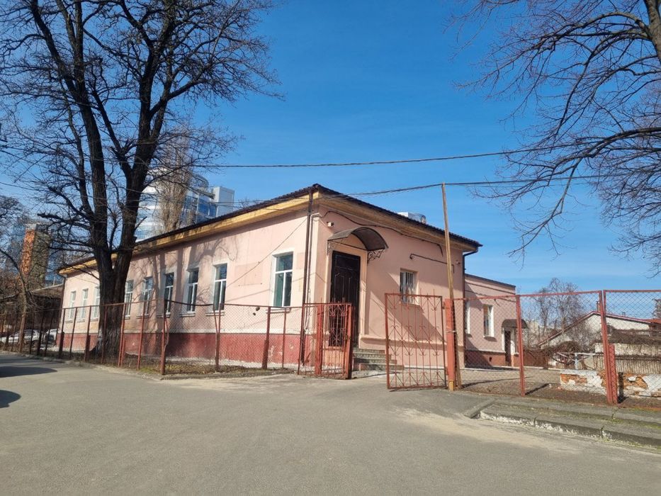 Окремо розташована будівля