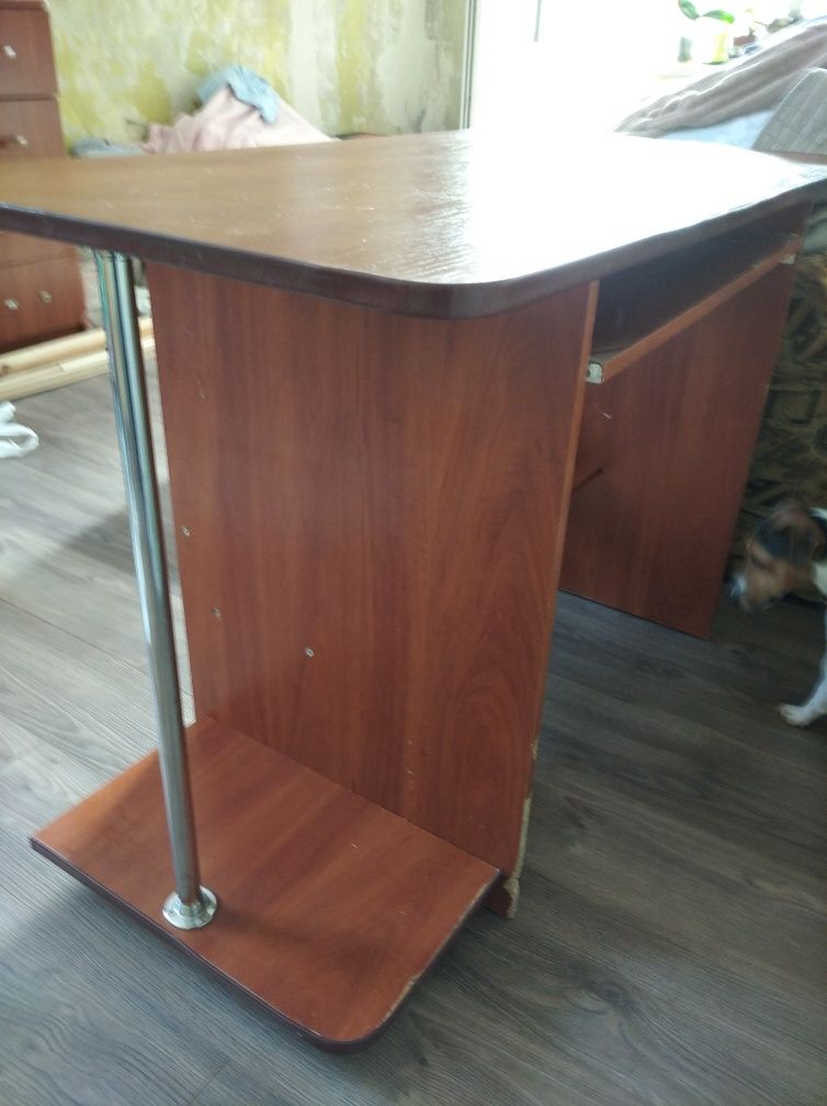 Меблі, стіл для комп'ютера.