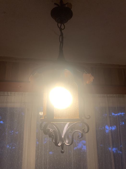 Żeliwna lampa wisząca