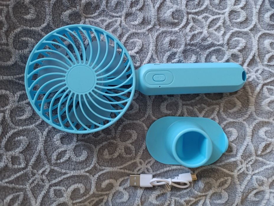 Wiatraczek stojący mały wentylator na upały