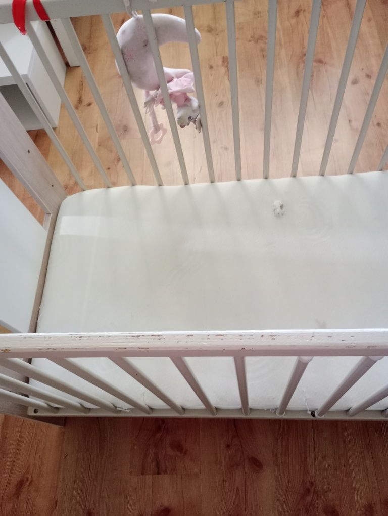 Łóżeczko niemowlęce z żyrafa