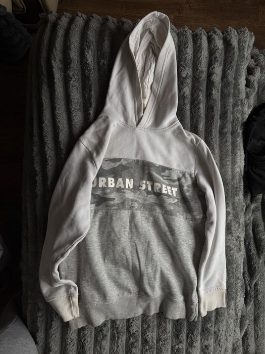 Чорні футболки та худі