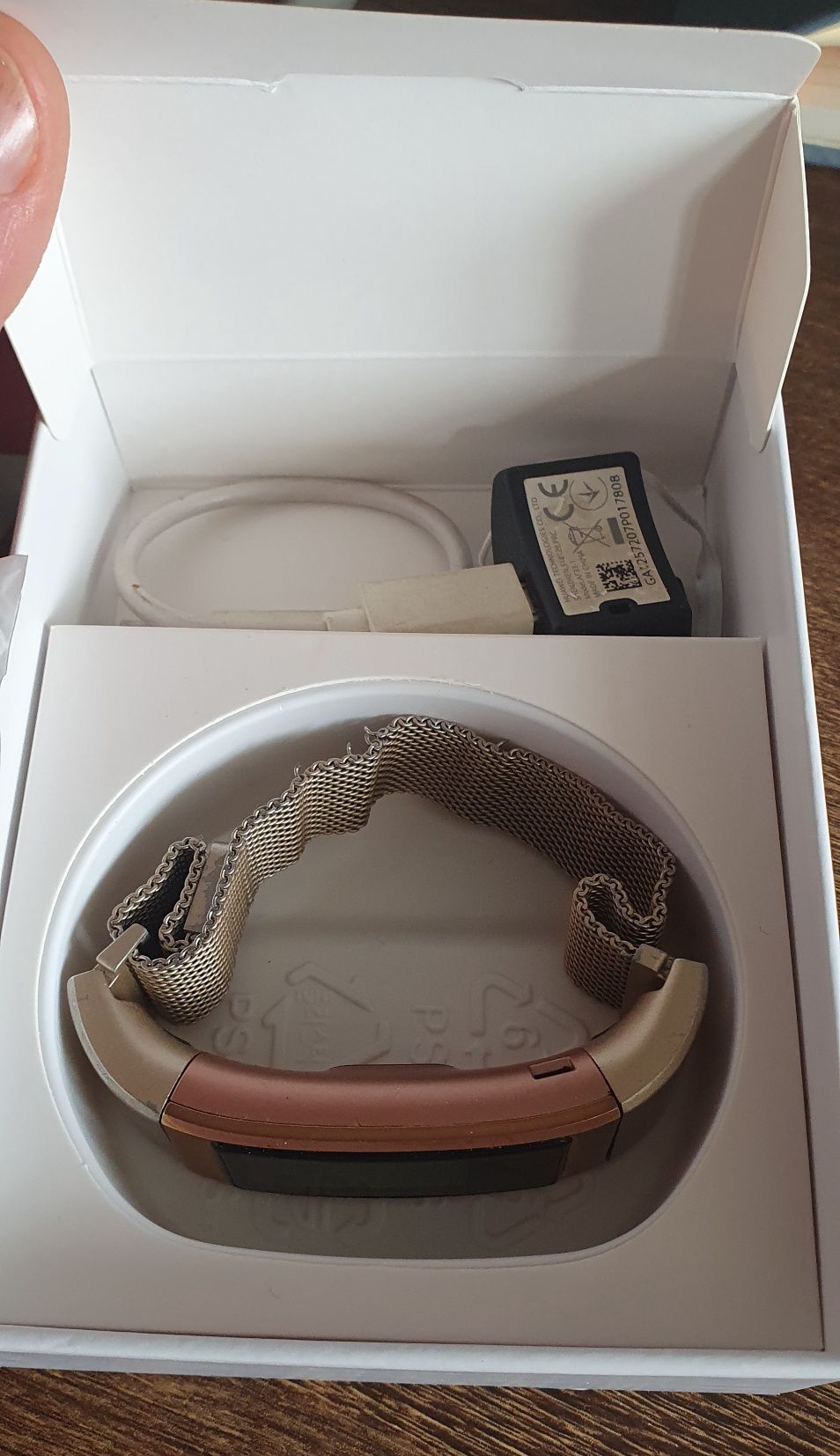 Dwie opaski Samsung Galaxy Fit i Huawei Band 4 Pro