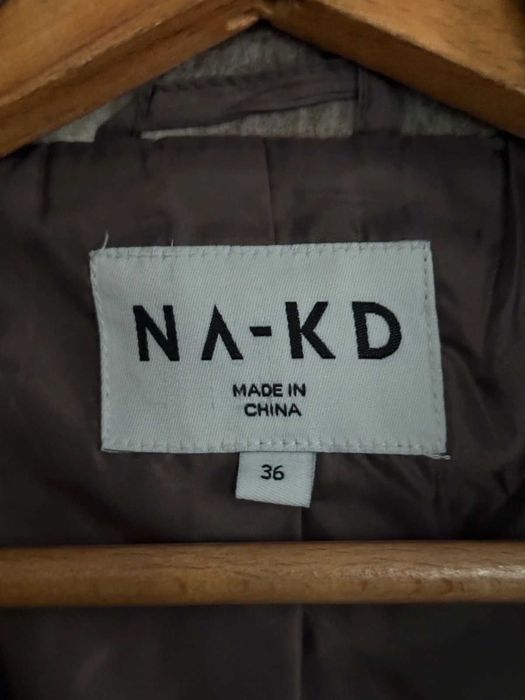 Płaszcz beżowy w kratę NA-KD