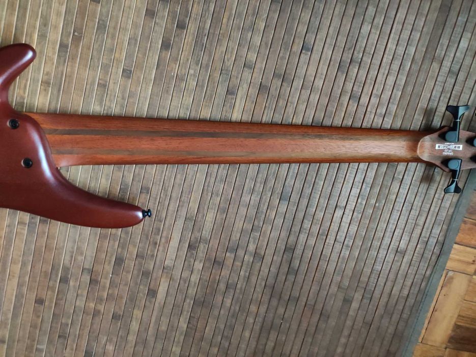 Baixo Ibanez 6 Cordas (SR506E Brown Mahogany) como novo  – Inclui Saco