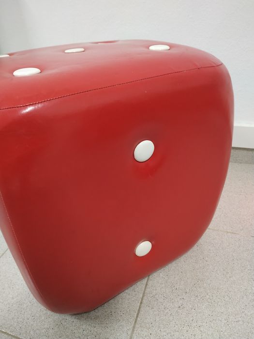 Puff dado gigante vermelho e branco