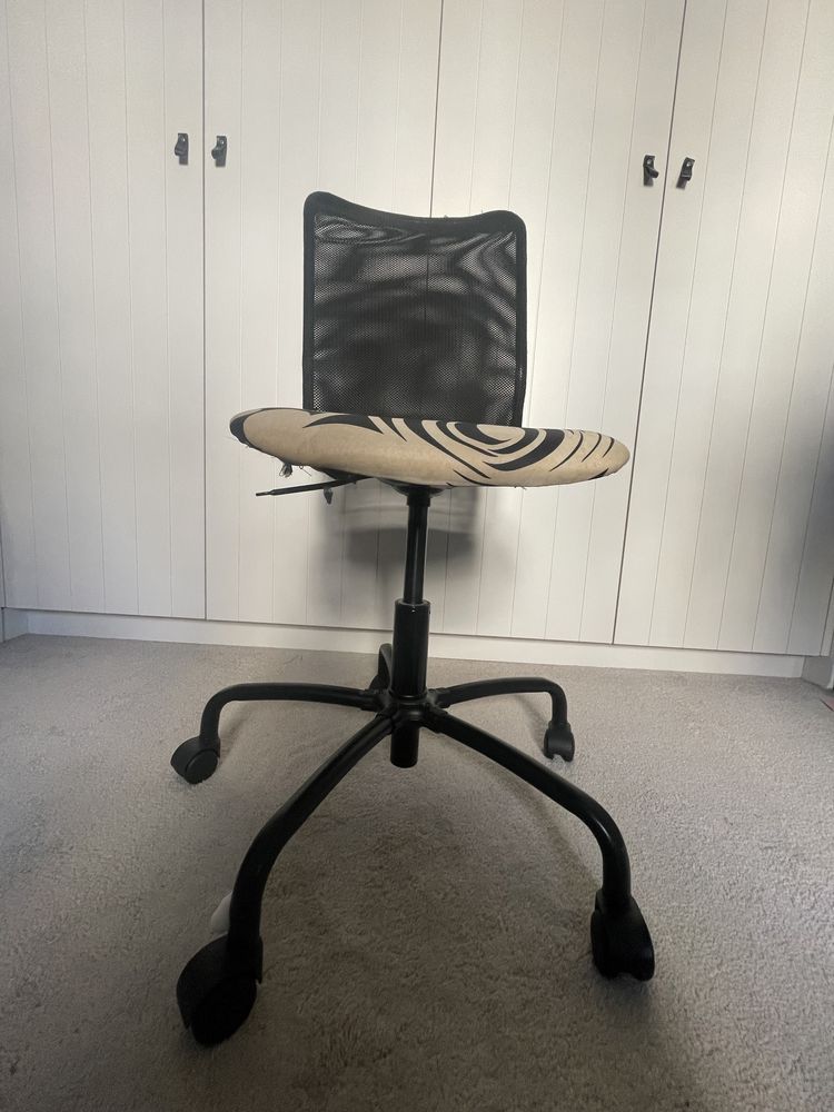 Krzesło obrotowe na kółkach