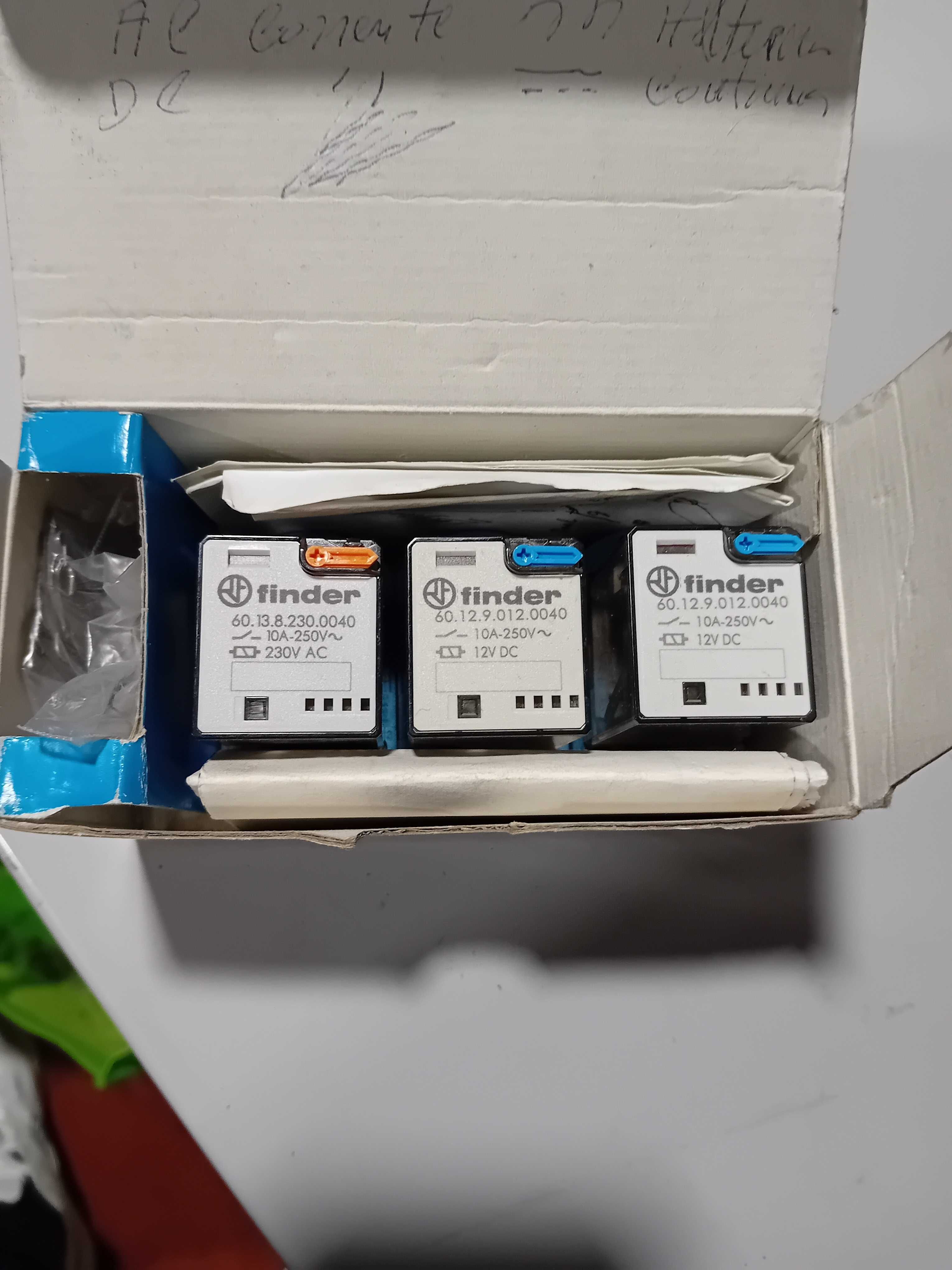 Caixa com 3 relés Finder