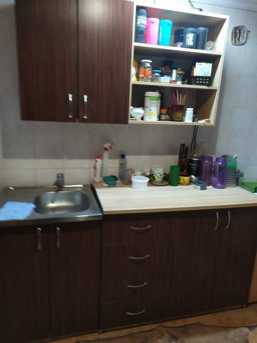 Частина цегляного будинку в затишному районі міста