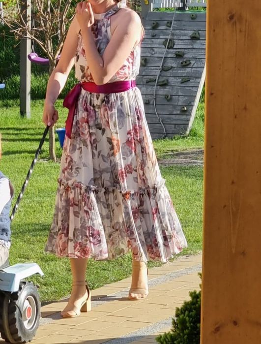 Sukienka w kwiaty, rozmiar M. Długość 3/4.