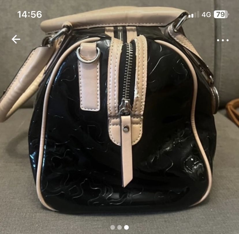 Bolsas preto e bege em verniz